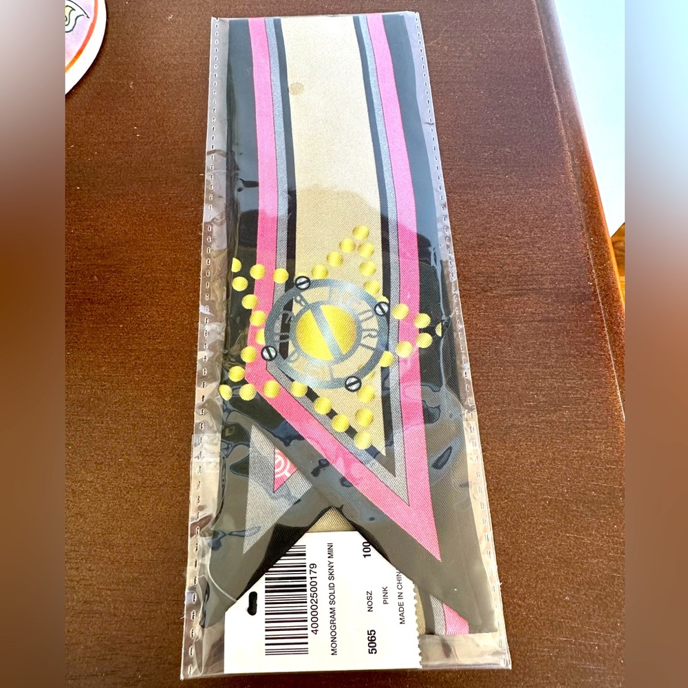 NWT HENRI BENDEL Whimsy Bendel Skinny Mini
Bag Scarf. Mint and Hard to Find!